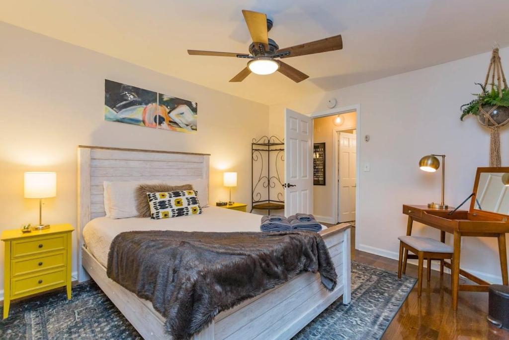 een slaapkamer met een bed en een plafondventilator bij The Johnny and June House Prime Location in Nashville