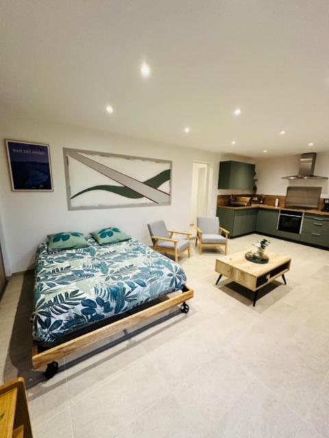 une chambre avec un lit et un salon dans l'établissement Joli studio dans villa niçoise sur les collines, à Nice