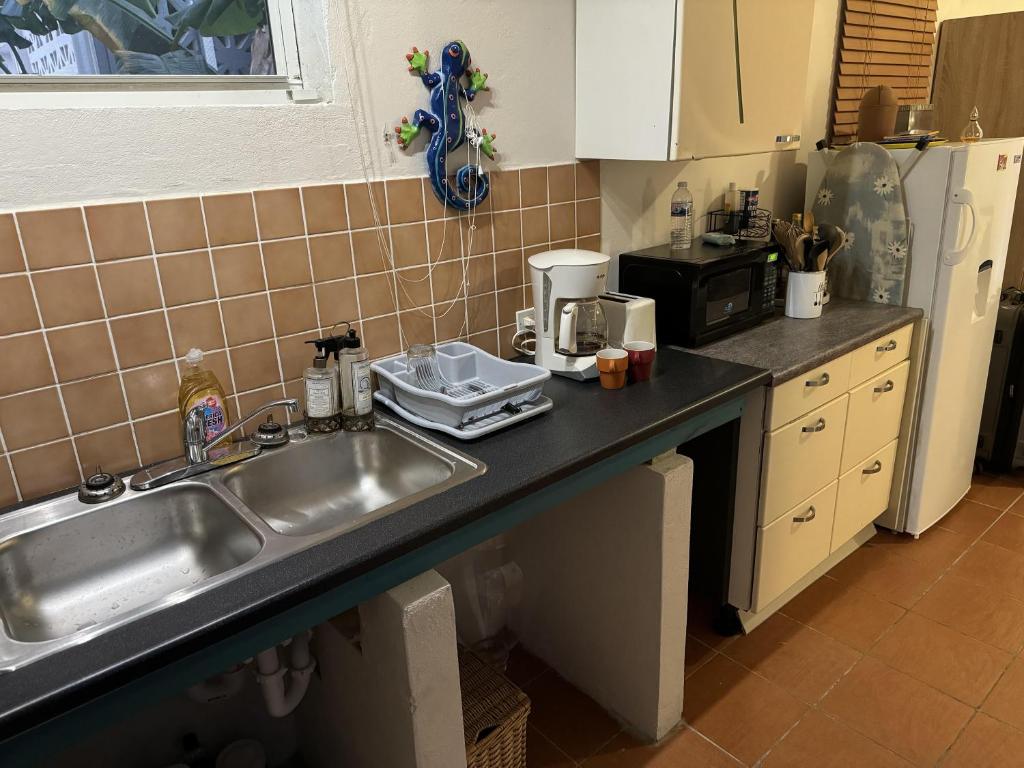 Kuchyň nebo kuchyňský kout v ubytování Charming 1-Bed Studio in Simpson Bay - Beacon Hill