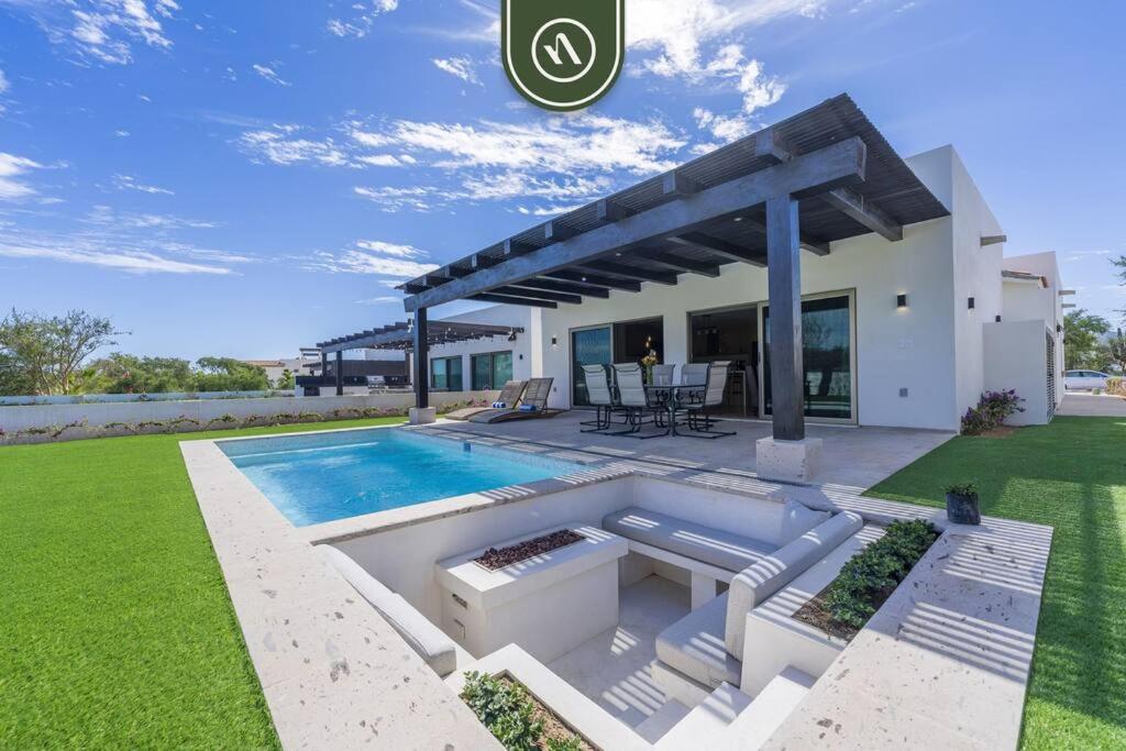 une villa avec une piscine et une maison dans l'établissement CSL Country Club, à Cabo San Lucas