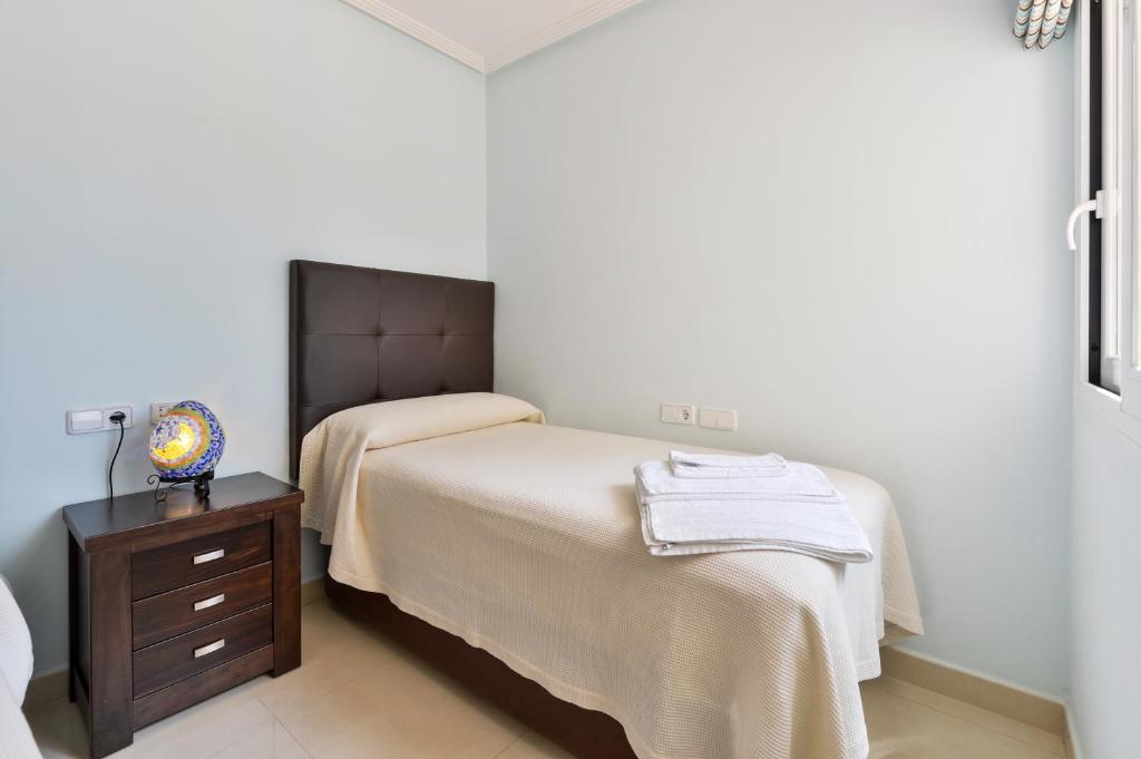 A bed or beds in a room at Villa con piscina gigante