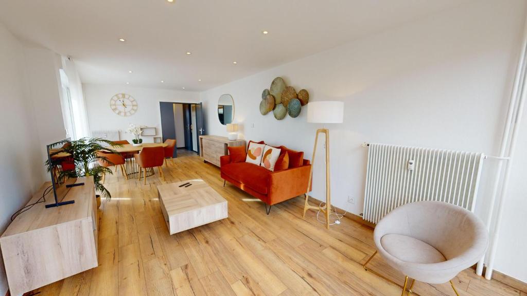 un salon avec un canapé et une table dans l'établissement Bail mobilité Finkwiller, à Strasbourg