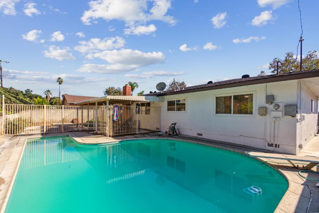 阿祖莎的住宿－Modern Relaxing Retreat with Private Pool home，一座房子后院的游泳池