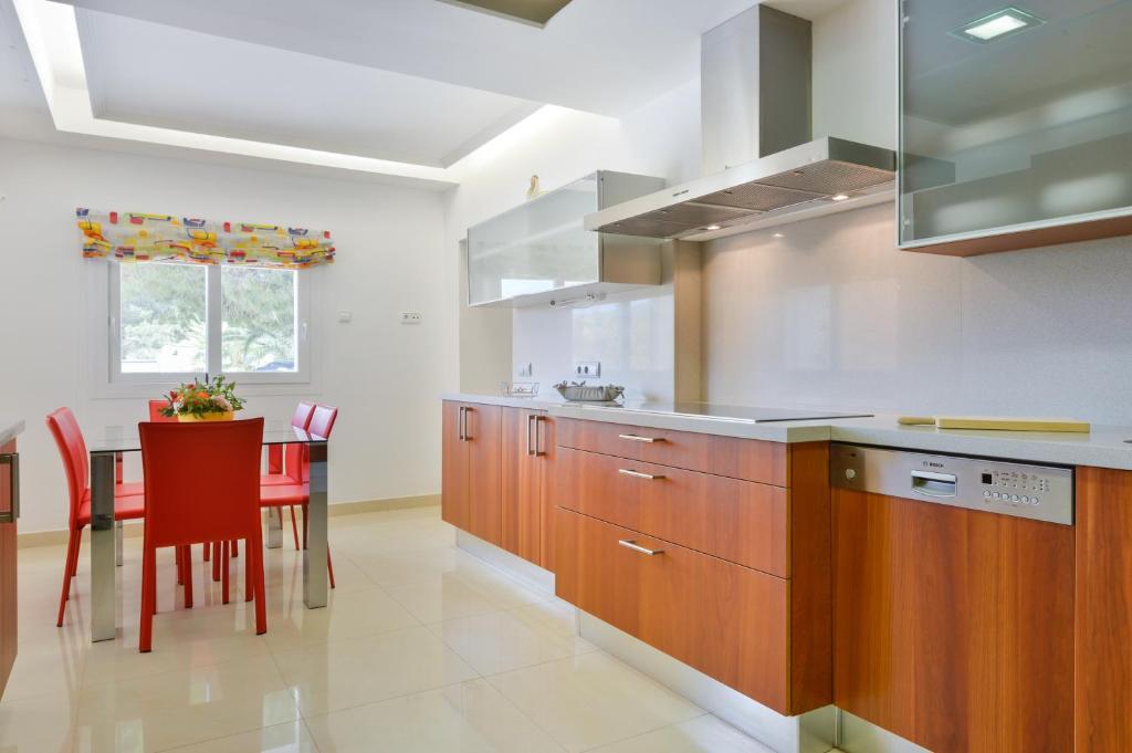 A kitchen or kitchenette at Villa con piscina gigante