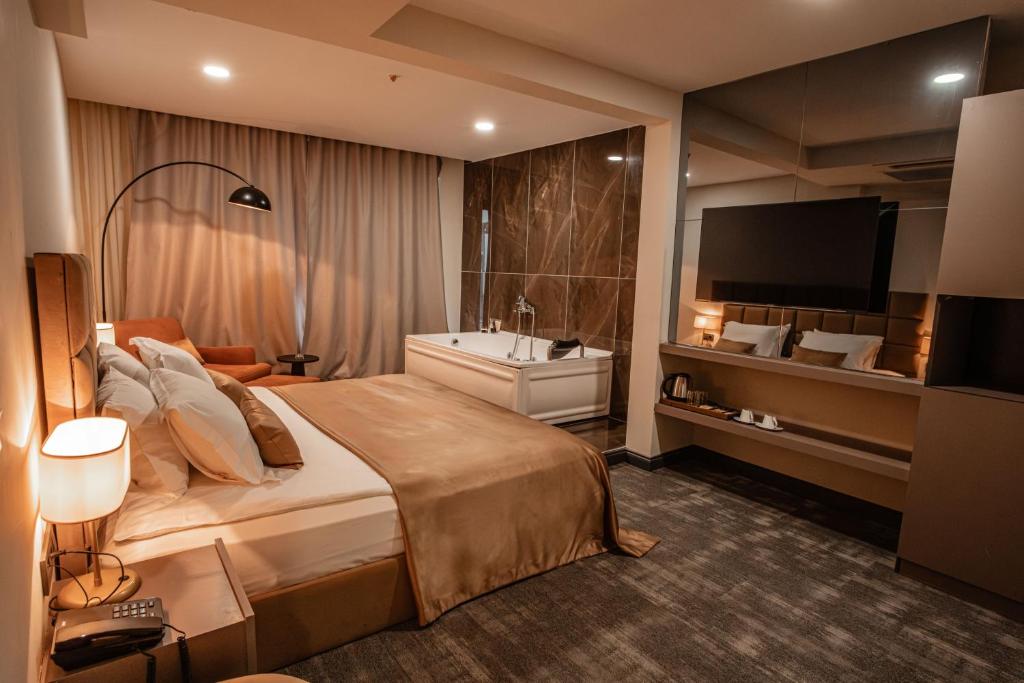 1 dormitorio con cama, lavabo y TV en DARIC HOTELS en Atakum