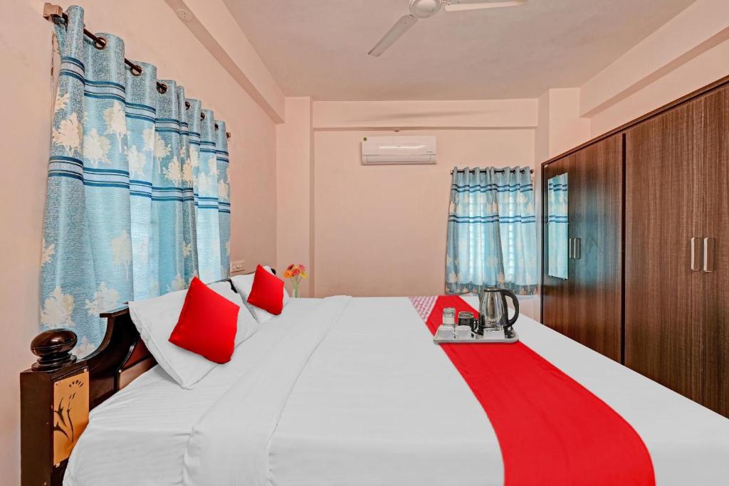 Gulta vai gultas numurā naktsmītnē OYO Coastal Inn Luxury Service Apartments