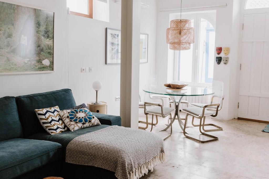 a living room with a couch and a table at Melides Loft Teatro in Melides