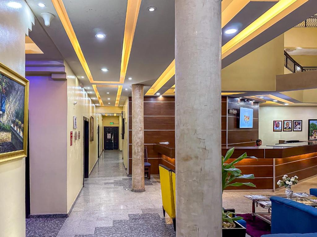 Televisyen dan/atau pusat hiburan di Parkview Astoria Hotel