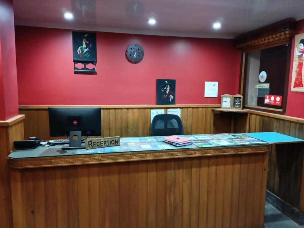 um bar com uma placa que lê recepção em Pemathang Hotel em Gangtok