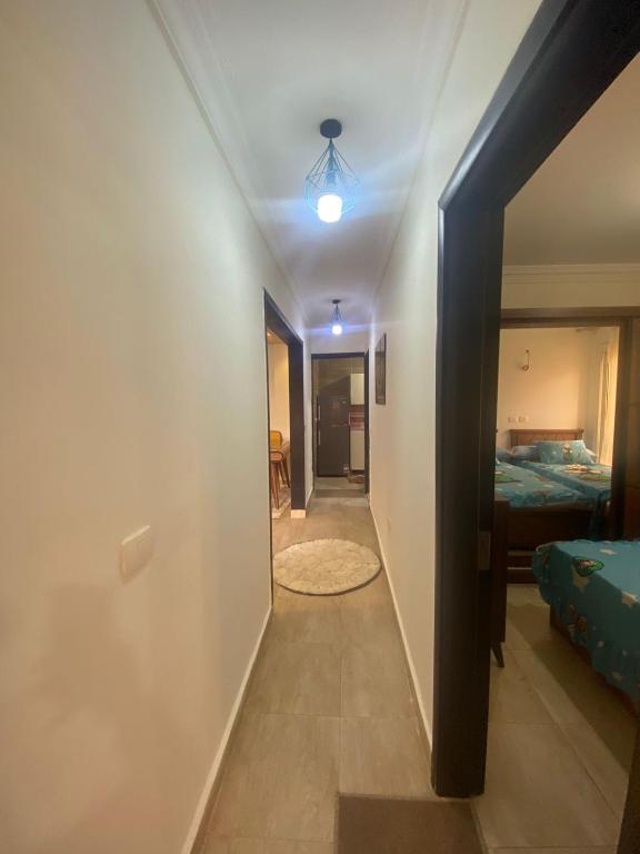 Postel nebo postele na pokoji v ubytování Luxurious, fully furnished and well equipped apartment with modern amenities, stunning views, and convenient location for remote work or studying from home