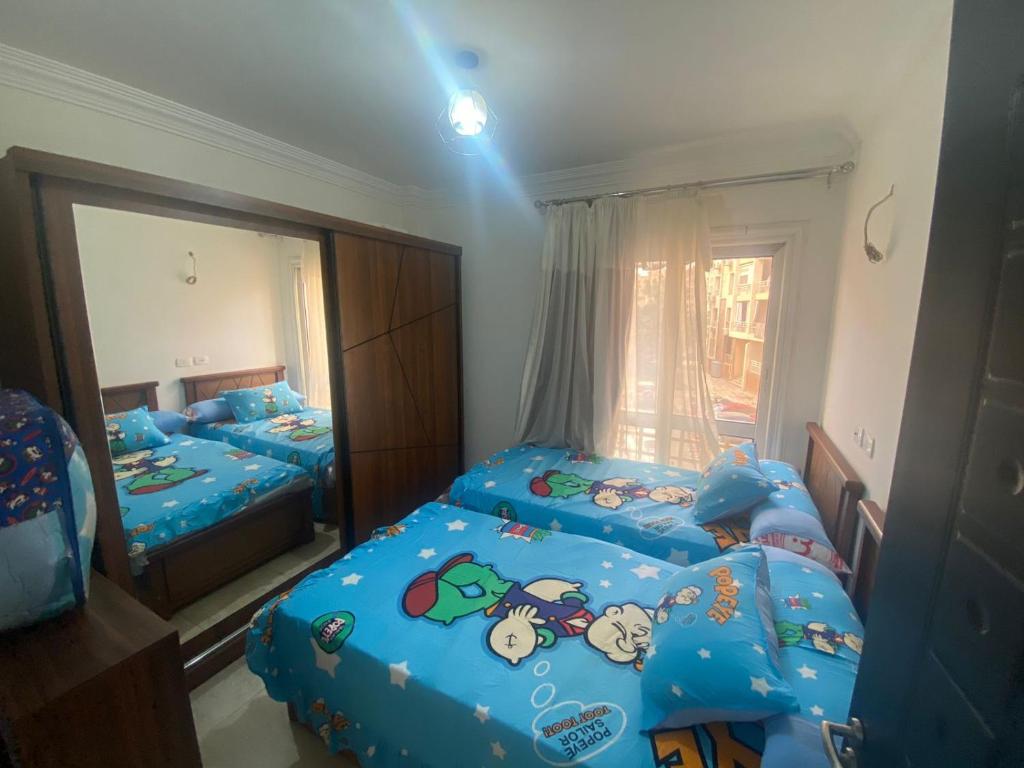 Postel nebo postele na pokoji v ubytování Luxurious, fully furnished and well equipped apartment with modern amenities, stunning views, and convenient location for remote work or studying from home