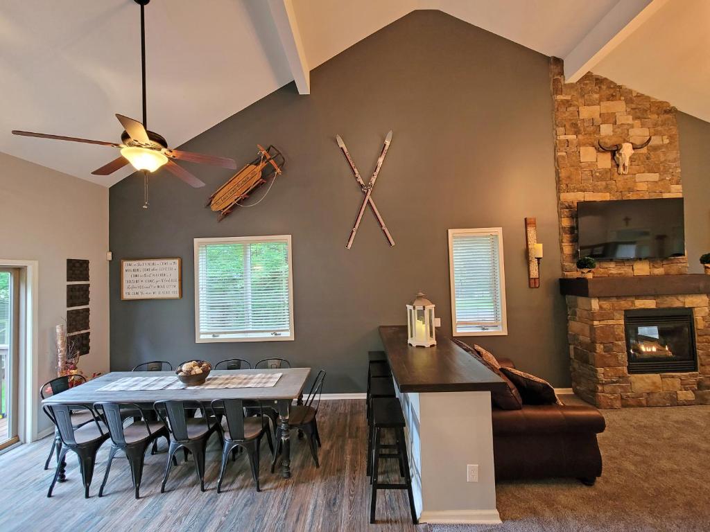 Fotografie z fotogalerie ubytování 5 BR Coyote Cliff Corner HUGE Luxury w/Hot Tub and Linens v destinaci Albrightsville