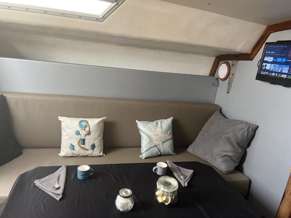 Ένα ή περισσότερα κρεβάτια σε δωμάτιο στο Nuits enchantées sur les flots Embarquez pour une aventure inédite à Sète