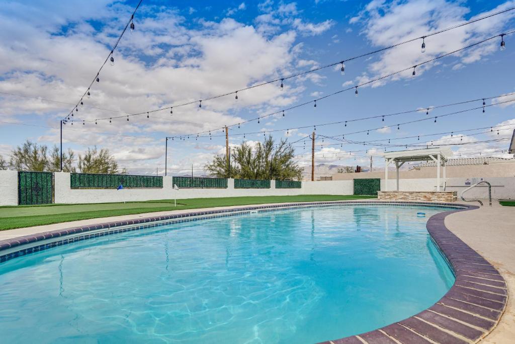 einem Pool mit blauem Wasser vor einem Gebäude in der Unterkunft Sunny Arizona Oasis with Views - 2 Mi to Lake Havasu in Lake Havasu City