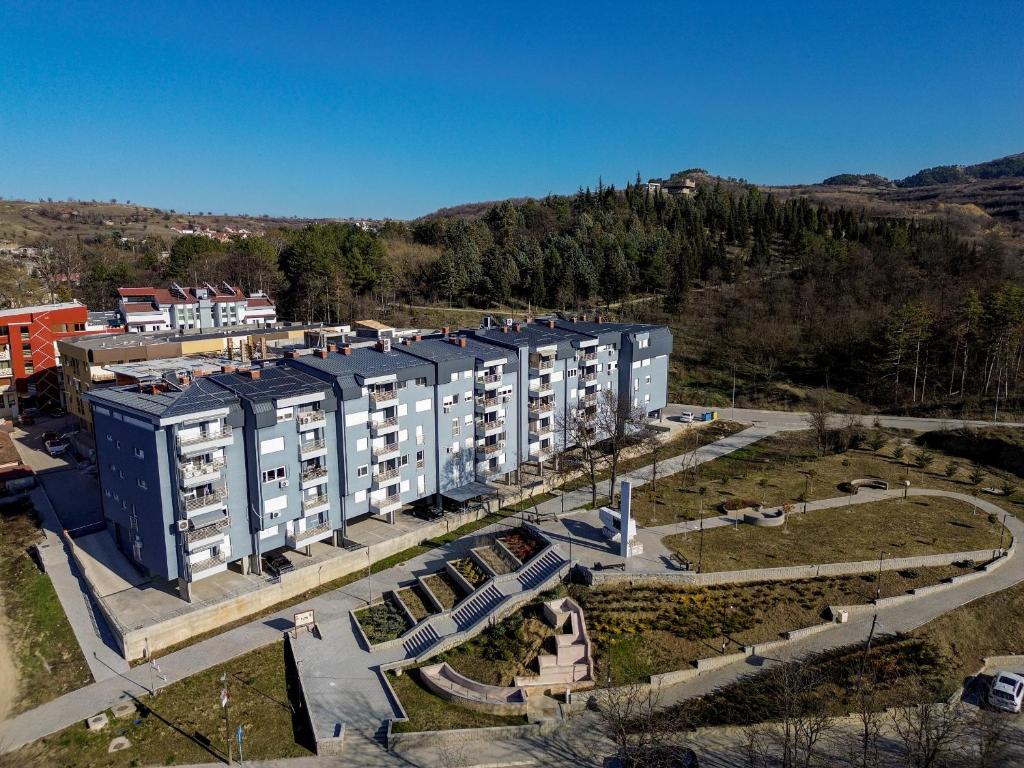- une vue aérienne sur un grand immeuble dans l'établissement Apido apartment, à Kavadartsi