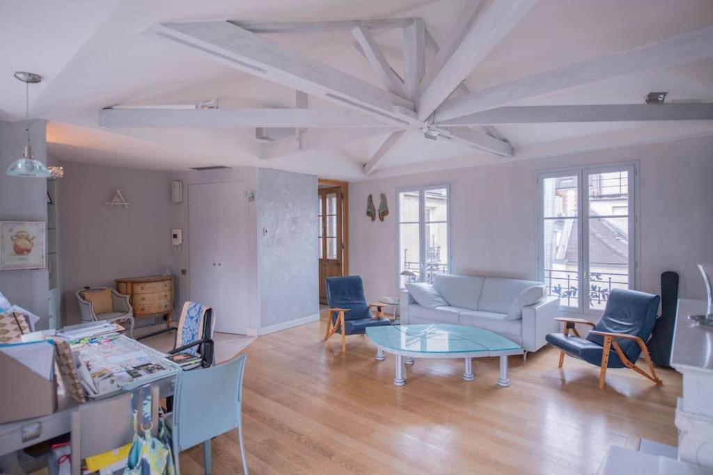 un salon avec un canapé et une table dans l'établissement Amazing flat 3 bedrooms Notre Dame, à Paris