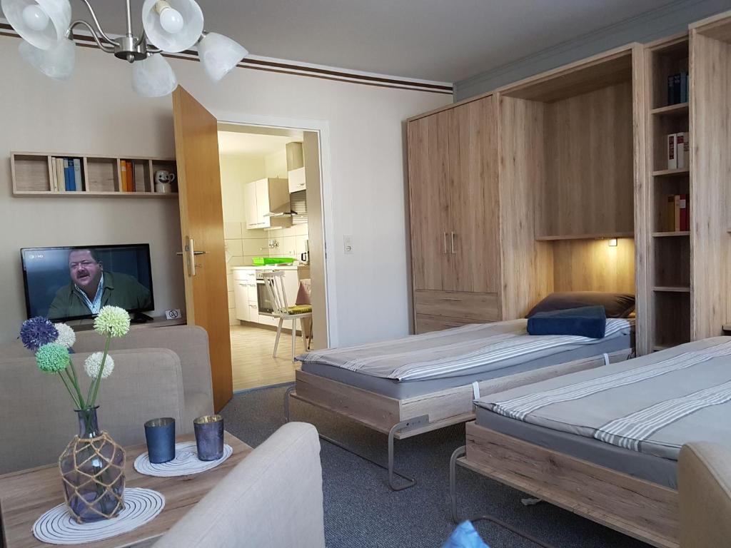 Zimmer mit 2 Betten und einem TV. in der Unterkunft Haus Lieberum Apartment Erdgeschoß in Bad Sooden-Allendorf