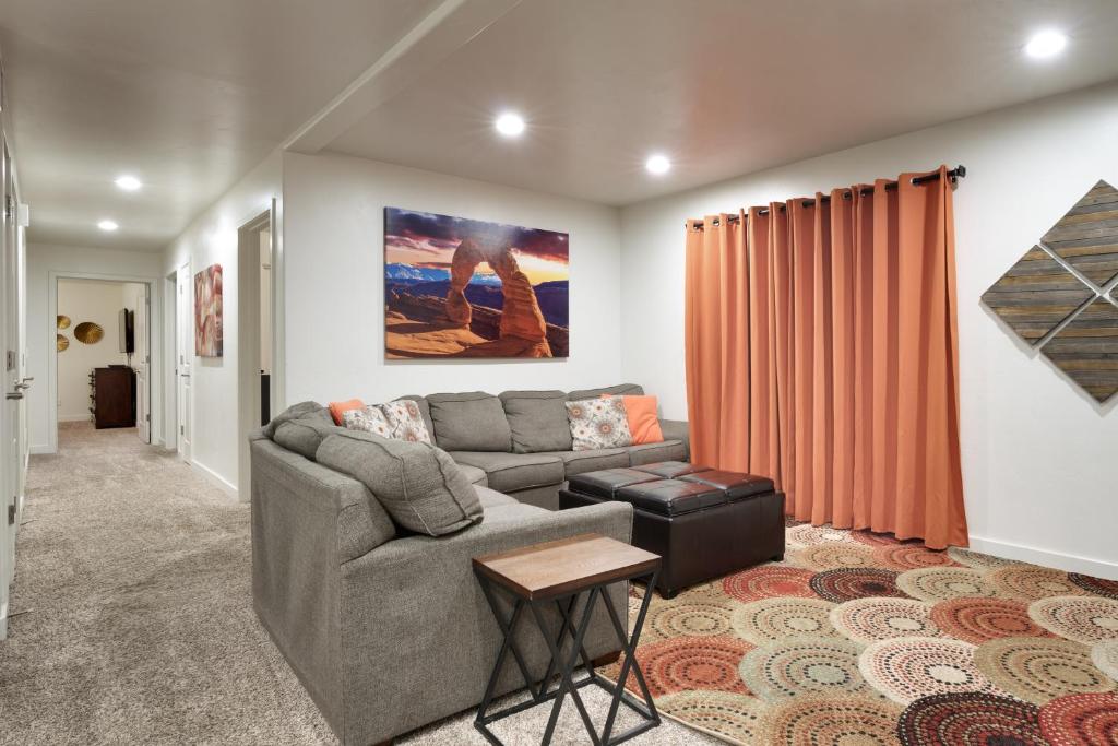 sala de estar con sofá y mesa en 6A Family Friendly RedCliff Condo POOL & HOT TUB (Pet Friendly), en Moab