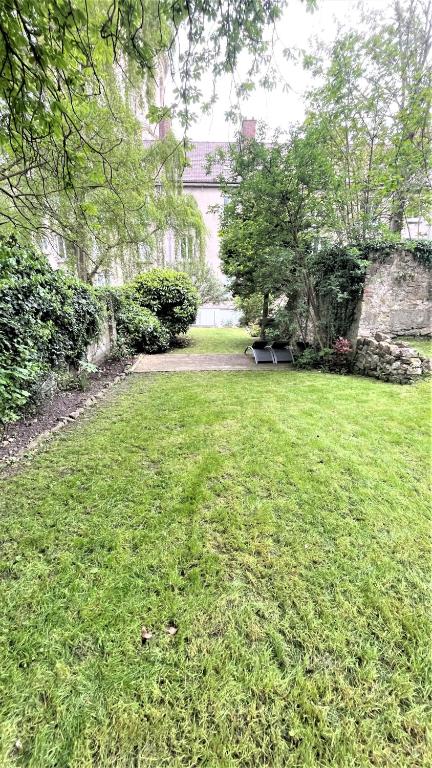 Ogród w obiekcie Au jardin de la Basilique