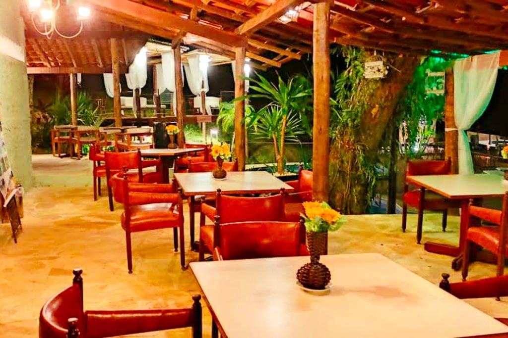 Um restaurante ou outro lugar para comer em Pousada Sonho Real