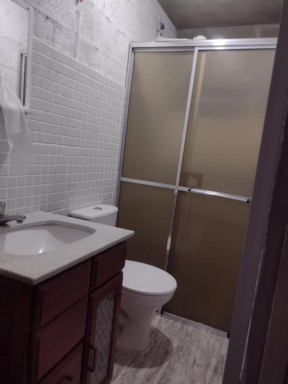 Vonios kambarys apgyvendinimo įstaigoje Micro casa da Cléo