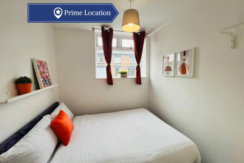 a small bedroom with a bed and a window at Chic 1Bed Apt with Transport Links in Liverpool
