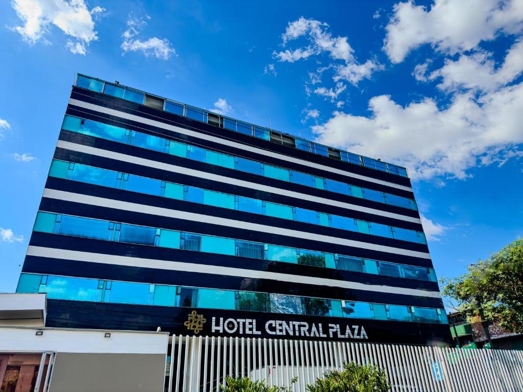 un edificio con el logo de flka del hotel en Hotel Central Plaza Medellin en Medellín