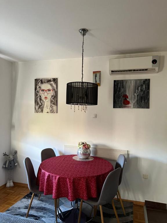 Posedenie v ubytovaní Apartment Sweet Dreams-close to ZOO,Dinamo stadium and the city center