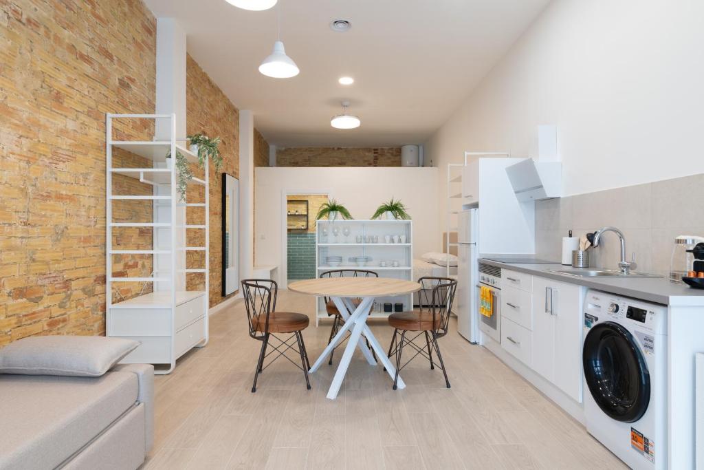 uma cozinha e sala de estar com mesa e cadeiras em NEW BEACH flats VALENCIA em Valência