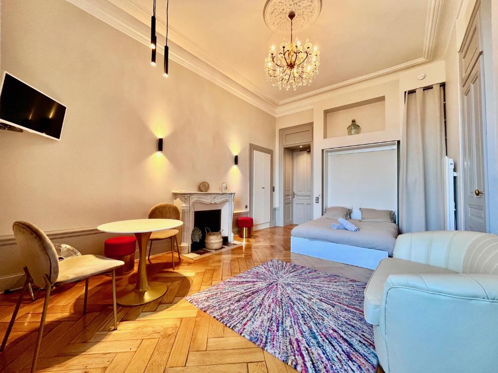 a living room with a couch and a fireplace at Appartement bourgeois avec terrasse et vue lac in Aix-les-Bains