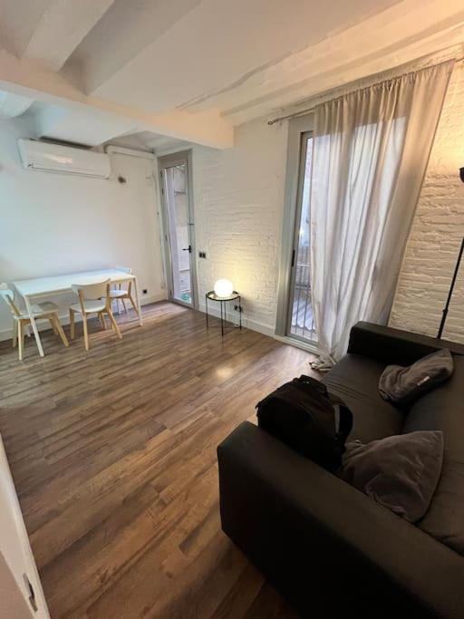 sala de estar con sofá y mesa en Acogedor piso en el corazón de la ciudad con patio exclusivo, en Barcelona