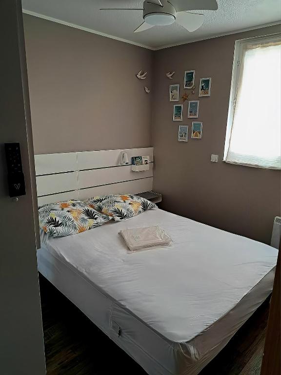Łóżko lub łóżka w pokoju w obiekcie Appartement avec parking Cap d'Agde, La Falaise