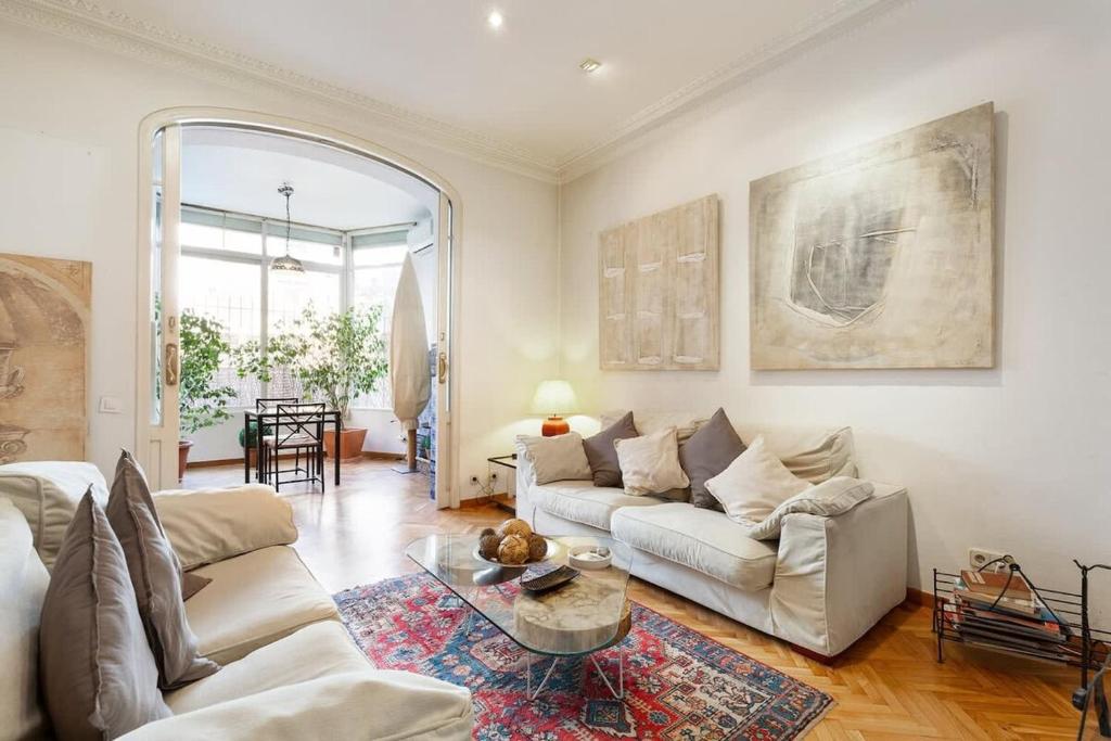 Posedenie v ubytovaní Huge historic 5BD with private Terrace!