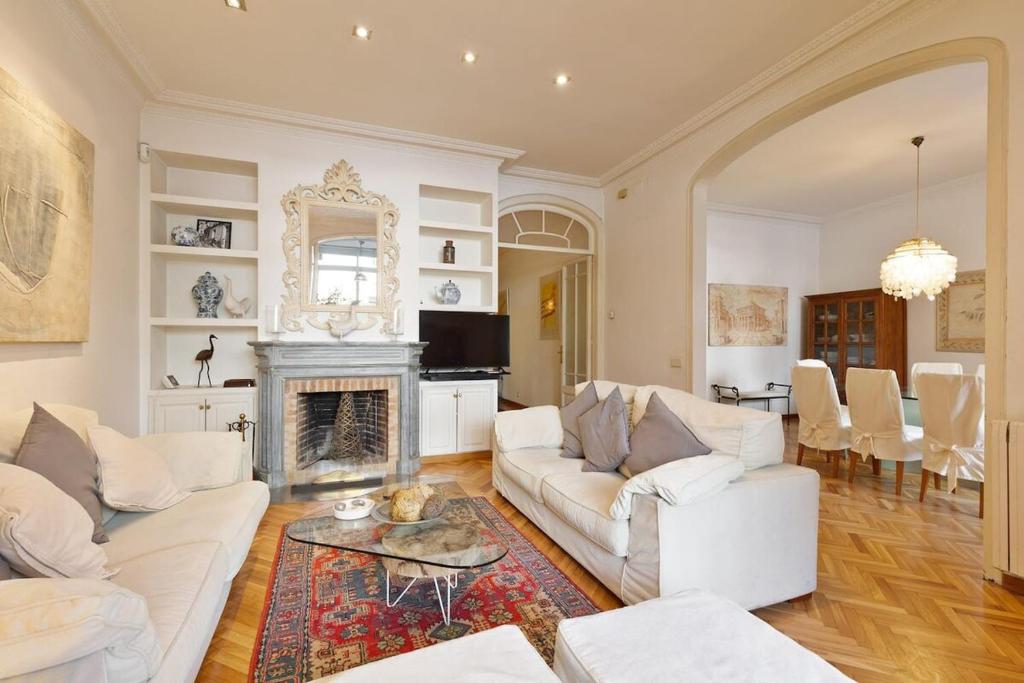 Posedenie v ubytovaní Huge historic 5BD with private Terrace!