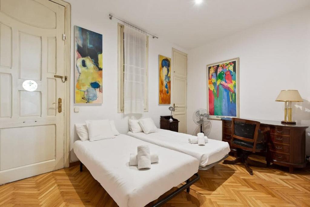 Posteľ alebo postele v izbe v ubytovaní Huge historic 5BD with private Terrace!
