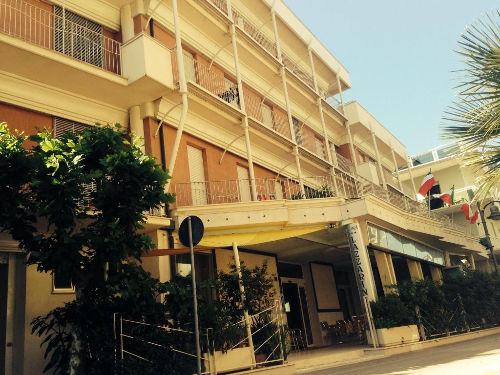ベッラーリア・イジェア・マリーナにあるHotel Lazzariniの通りに面したアパートメントで、バルコニーが付いています。
