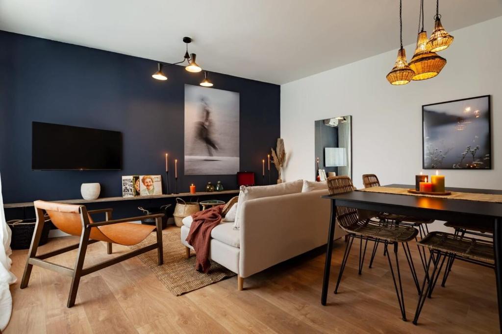 巴塞隆納的住宿－Elegant 4 Bedroom by Plaza Catalunya，客厅配有沙发和桌子