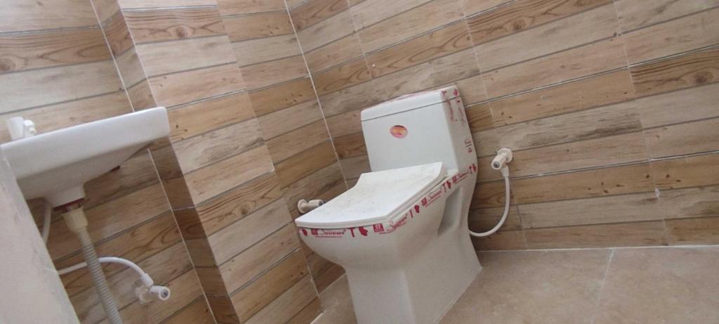 Ett badrum på OYO Home Devrachna Residency