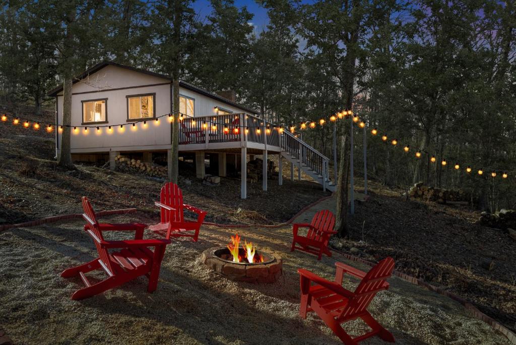 Secluded w Fireplace, Deck, Fire Pit, Grill & WiFi - Housity
