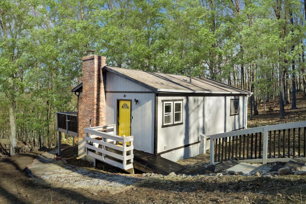 Secluded w Fireplace, Deck, Fire Pit, Grill & WiFi - Chalet