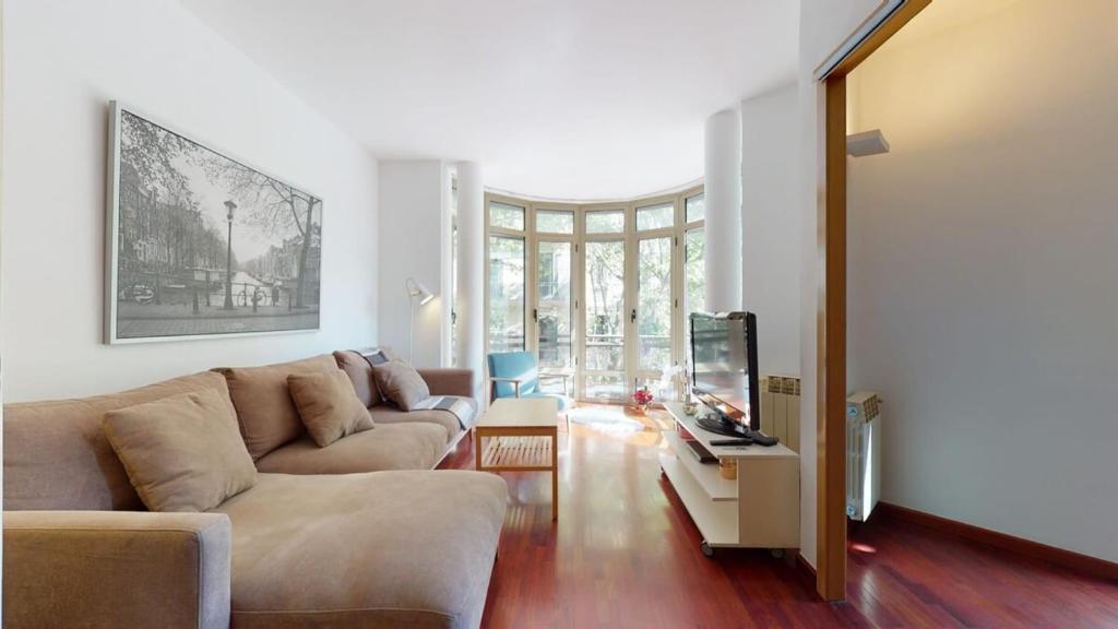 Televízia a/alebo spoločenská miestnosť v ubytovaní Modern and bright three-bedroom in Eixample