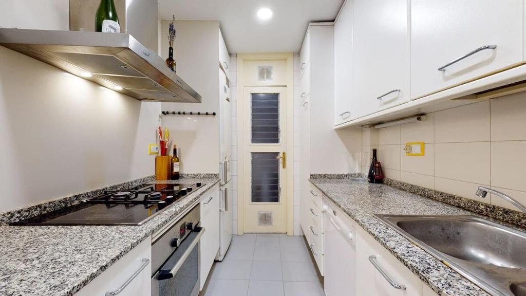 Kuchyňa alebo kuchynka v ubytovaní Modern and bright three-bedroom in Eixample