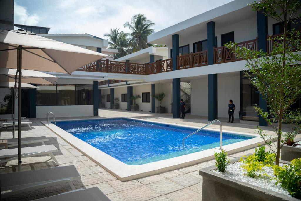 una piscina frente a un edificio en Hotel Mar Azul 