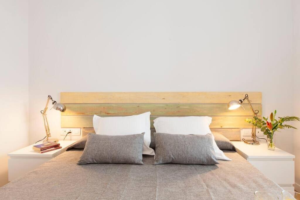 sypialnia z dużym łóżkiem z 2 poduszkami w obiekcie Perfectly located 4-bed 4-bath apartment in Barcelona 2-1 w Barcelonie