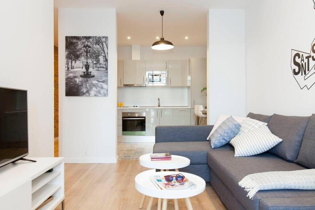 バルセロナにあるPerfectly located 4bed 4bath apartment in Barcelona 2 2のリビングルーム(青いソファ、テーブル付)
