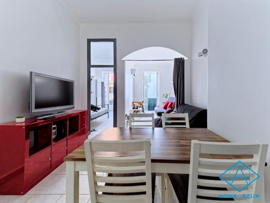 un salon avec une table à manger et une télévision dans l'établissement Sookies Nice , Hyper Central+AirConditioner, à Nice