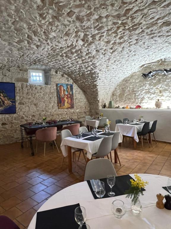 Posezení v ubytování Logis Hotel Restaurant L'Esquielle