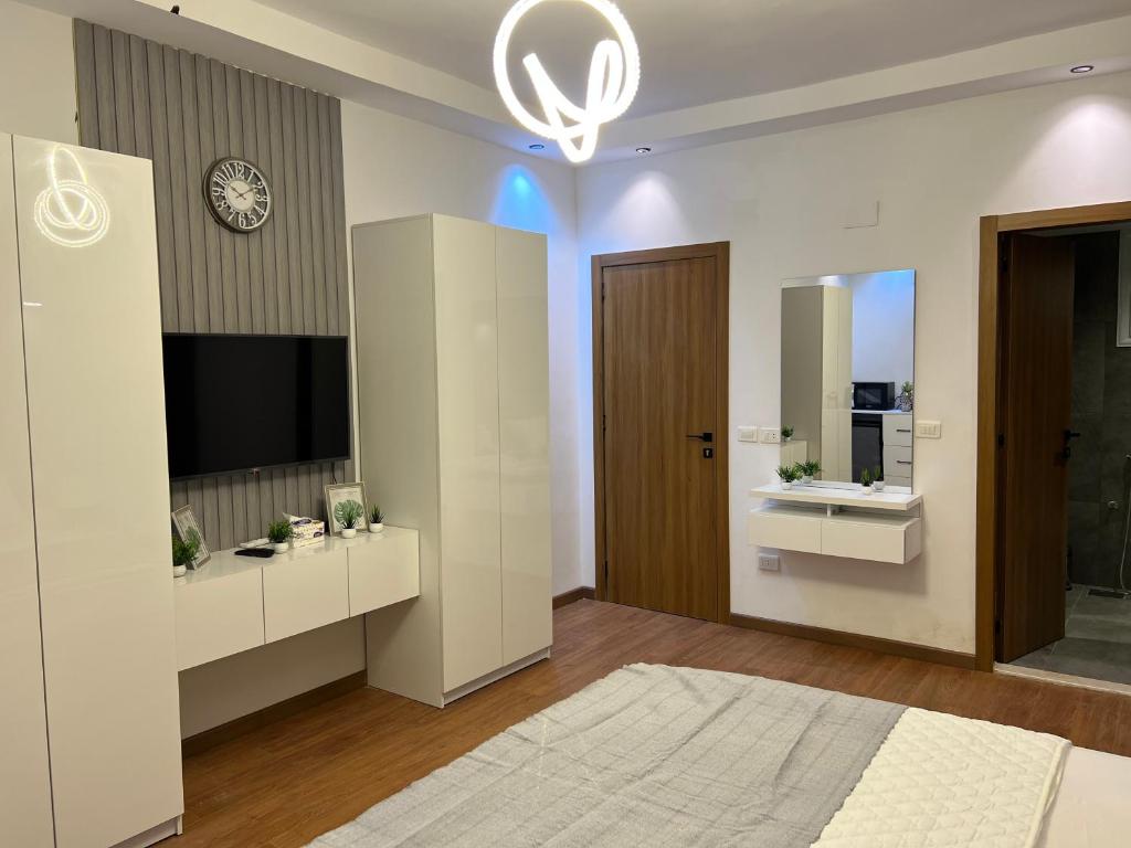 TV a/nebo společenská místnost v ubytování Cozy Royal Rooms in new cairo
