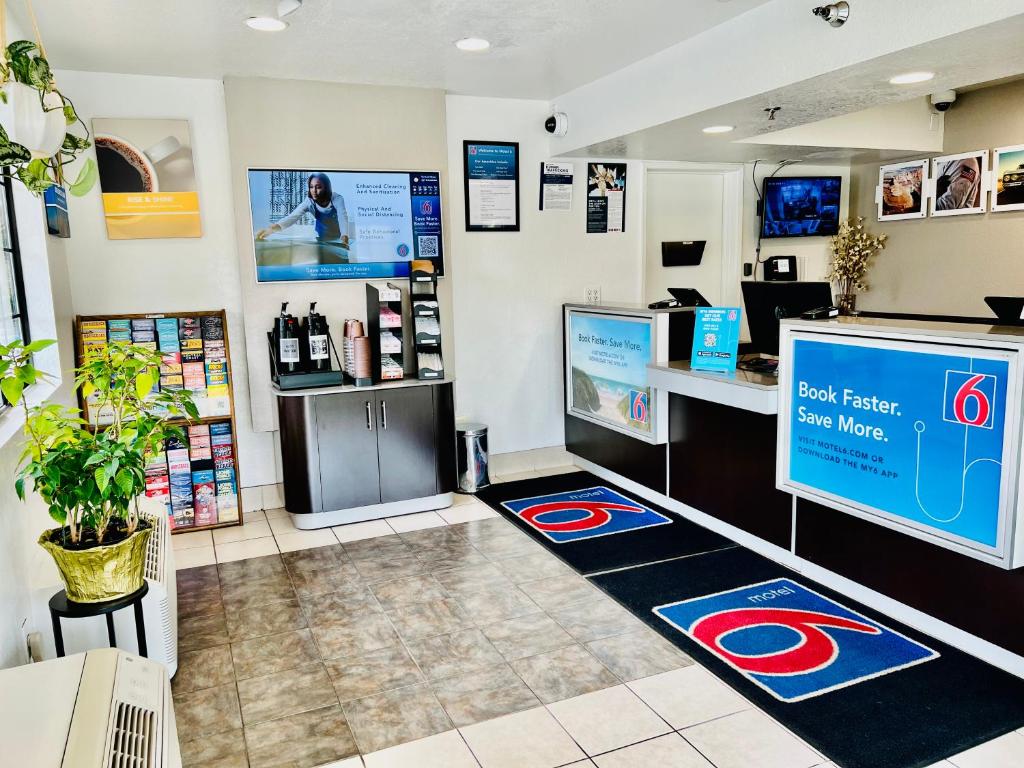 un magasin avec une caissière et un comptoir dans un magasin dans l'établissement Motel 6-San Luis Obispo, CA - South, à San Luis Obispo