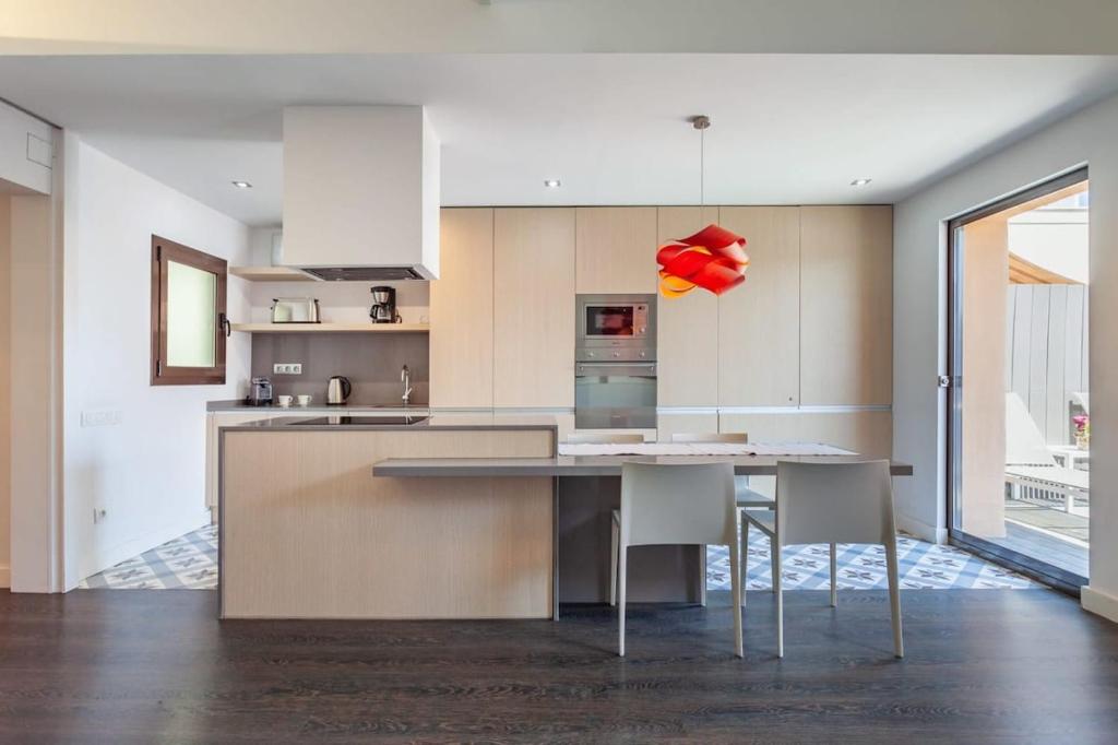 cocina con mesa y sillas en una habitación en 3-bedroom penthouse with terrace in Eixample, en Barcelona